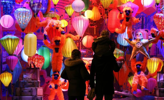 Leto%C5%A1nja+bo%C5%BEi%C4%8Dna+izlo%C5%BEba+Galeries+Lafayette+v+Parizu+%28Foto%3A+Profimedia%29