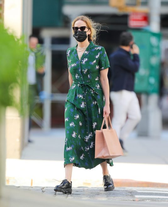 Jennifer+Lawrence+je+srednje+dolgo+obleko+kombinirala+z+mo%C5%A1ki+loaferkami+%28Foto%3A+Profimedia%29