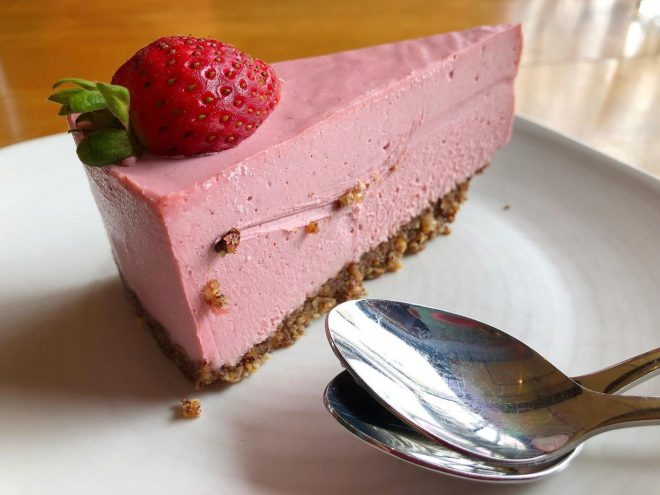 Jagodni+cheesecake+brez+pe%C4%8Denja+in+brez+%C5%BEelatine+%28Foto%3A+Profimedia%29