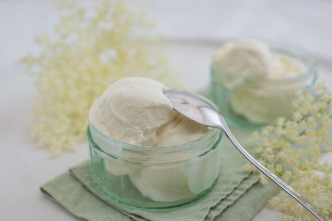 Bezgov+mousse+za+vse%2C+ki+obo%C5%BEujete+ne%C5%BEen+okus+bezgovih+cvetov+%28Foto%3A+Profimedia%29