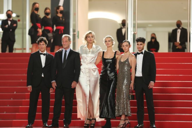 Jean-Christophe+REYMOND%2C+Vincent+LINDON%2C+Julia+DUCOURNAU%2C+Agathe+ROUSSELLE%2C+Garance+MARILLIER+in+Lais+SALAMEH+%28Foto%3A+Profimedia%29