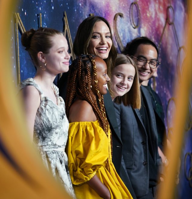 %28z+leve+proti+desni%29+Shiloh+Jolie-Pitt%2C+Zahara+Jolie-Pitt%2C+Angelina+Jolie%2C+Vivienne+Jolie-Pitt%2C+Maddox+Jolie-Pitt+in+Knox+Jolie-Pitt+%28Foto%3A+Profimedia%29
