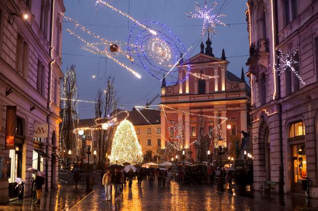 Prizig+praznicnih+luci+v+srediscu+Ljubljane+%28Foto%3A+STA%29