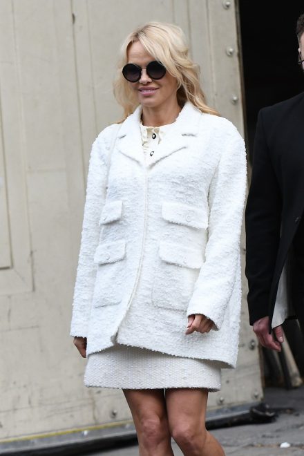 Pamela+Anderson+v+Chanelovem+boucle+kostimu+%28Foto%3A+Profimedia%29