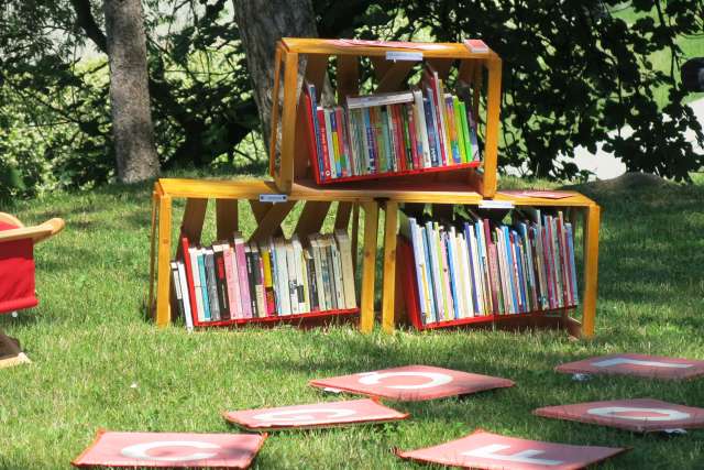 Knjiznica+pod+krosnjami+v+Novi+Gorici%2C+ki+bo+potekala+do+22.+junija+%28Foto%3A+STA%29