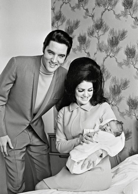 Elvis+Presley%2C+Priscilla+Presley%2C+na+krstu+male+Lise+Marie+%28Foto%3A+Profimedia%29
